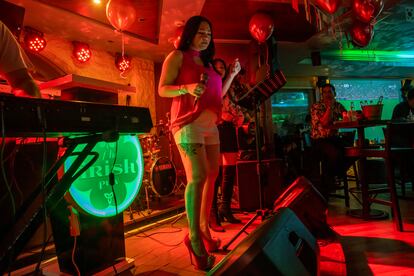 Una mujer canta en un bar irlandés de Doha, el 20 de octubre.
