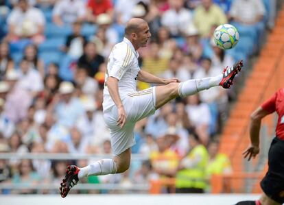 Zinedine Zidane realiza un control acrobático durante el partido solidario ante el Manchester United.