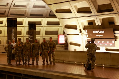 Soldados de la Guardia Nacional se toman fotos en una estación de metro en Washington DC