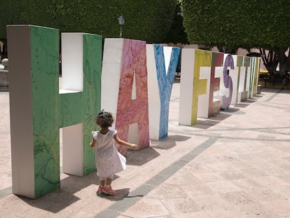 Una niña camina junto a las letras que anuncian el Hay Festival en el centro de la ciudad de Querétaro, en una imagen de archivo.