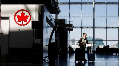 Una pasajera ingresa a la sala de espera de Air Canada en el Aeropuerto Internacional Toronto, en abril de 2020.