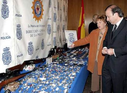 Joan Mesquida y Soledad Mestre observan el botín recuperado en la operación Gold.