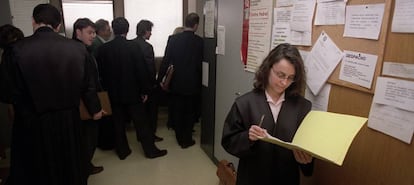 Abogados en la sala de togas de los juzgados de Plaza Castilla.