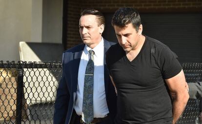 Michael Valva, trasladado por un policía del condado de Suffolk, el pasado viernes.