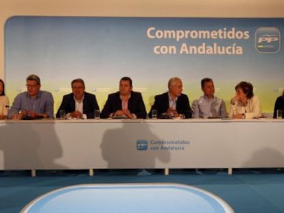 Arenas, con diputados y senadores del PP.