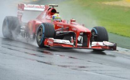 El Ferrari de Massa rueda bajo la lluvia en Albert Park.