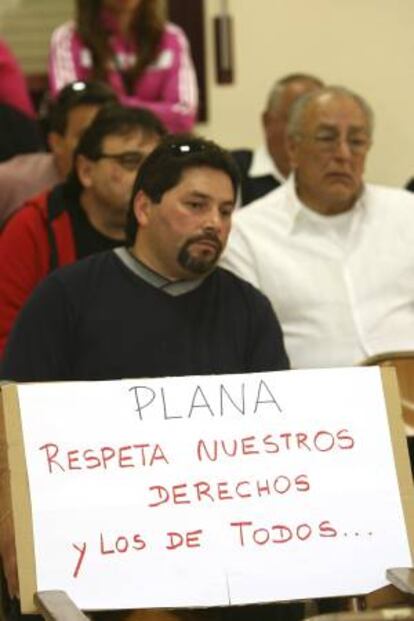 Asamblea celebrada por los extrabajadores de Autocars Plana de nacionalidad artentina de Autocars Plana, celebrada hoy en la localidad de Constantí.