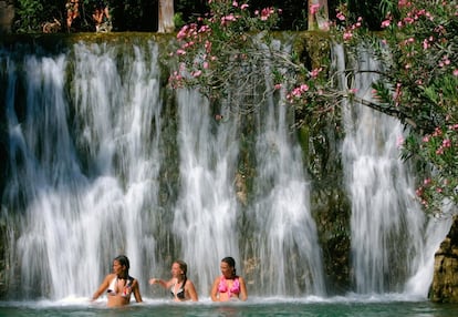 Si se quiere huir del gentío, se recomienda visitar lasfuentesdelalgar.com).