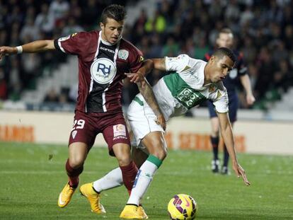 Pinillos y Jonathas luchan por el bal&oacute;n.