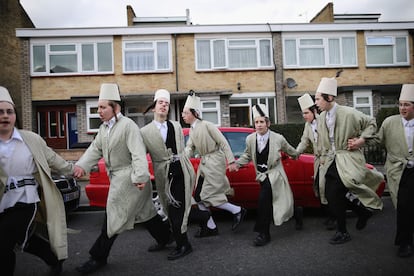 En todas las comunidades se relata la historia de Purim mediante la lectura pública del Libro de Ester y se organizan fiestas de disfraces a modo de Carnaval. En la imagen, celebraciones en Londres (Inglaterra).