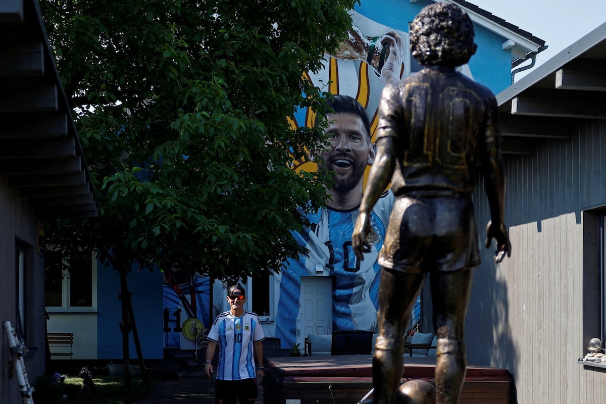 Un aficionado checo transforma su casa en un homenaje a Messi y a la Selección argentina