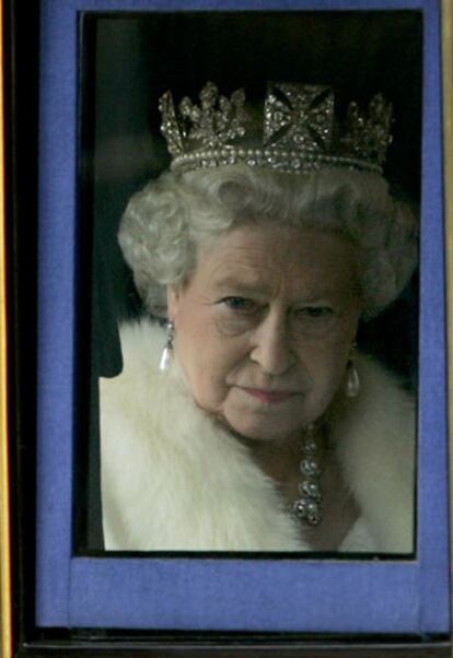 La reina Isabel de Inglaterra, al salir del palacio de Buckingham camino del Parlamento británico.