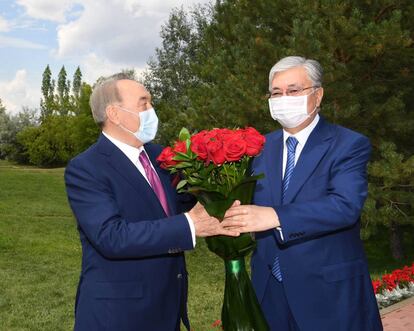 El primer presidente de Kazajistán, Nursultán Nazarbáyev, y el segundo, Kasim-Zhomart Tokáyev