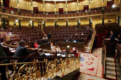 Aspecto del hemiciclo a las 13.35, durante la réplica del presidente Zapatero (en la tribuna, a la derecha) a Gaspar Llamazares (Izquierda Verde).