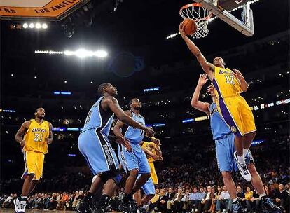 Shannon Brown entra a canasta en una acción durante el cuarto cuarto de partido. La entrada en cancha del base suplente de Los Lakers dio un nuevo giro al partido cuando más lo necesitban.