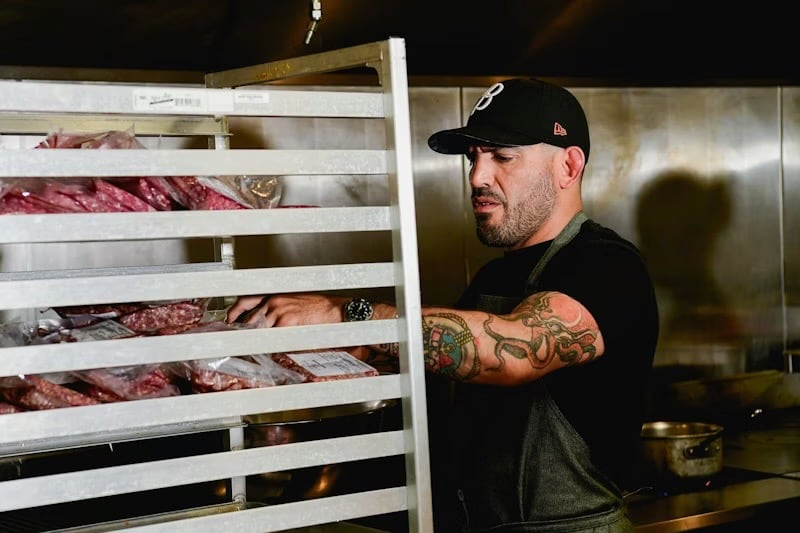 El chef a Carlos Raba, propietario del restaurante Clavel, en Baltimore.