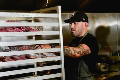 El chef a Carlos Raba, propietario del restaurante Clavel, en Baltimore.