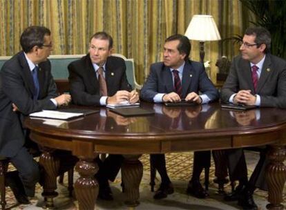 Ibarretxe (segundo por la izquierda), en un momento de la reunión con los diputados generales de Vizcaya, José Luis Bilbao (a su derecha); Álava, Xabier Agirre, y Guipúzcoa, Markel Olano.