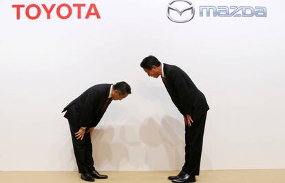 Los presidentes de Mazda y Toyota, tras el anuncio en Jap&oacute;n.