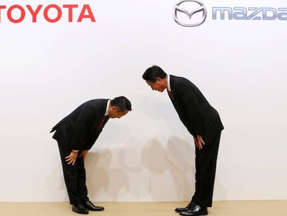 Los presidentes de Mazda y Toyota, tras el anuncio en Jap&oacute;n.