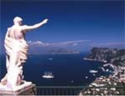 Una estatua de César domina desde la terraza de la villa San Michele, en Anacapri, la escarpada costa de Capri, una isla que sólo tiene seis kilómetros de longitud por 2,7 de anchura.