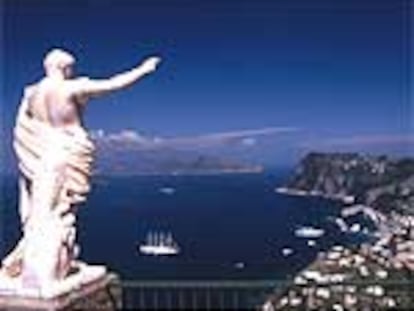 Una estatua de César domina desde la terraza de la villa San Michele, en Anacapri, la escarpada costa de Capri, una isla que sólo tiene seis kilómetros de longitud por 2,7 de anchura.