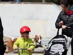 27/04/20. (DVD 999). Policias patrullan entre niños y niñas en las calles de Madrid el segundo dia que pueden salir durante la pandemia de coronavirus.