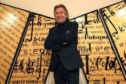 Bernar Venet, posa junto a su obra <i>Tríptico dorado con dos saturaciones, 2009</i>) durante la presentación de la antológica que inauguró el Institut Valencià d'Art Modern (IVAM).