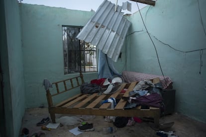 El interior de una casa en la colonia Las Casitas fue destrozada debido al huracán