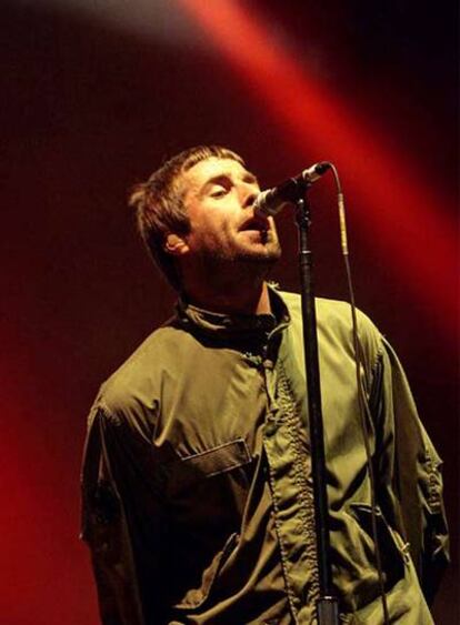 Liam Gallagher durante la actuación de Oasis en el Festival de Benicasim