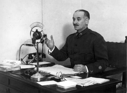 El general Queipo de Llano durante un discurso radiado por Unión Radio (Archivo Cadena SER)