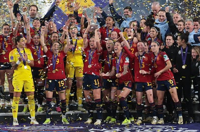 Las jugadoras de la selección española levantan la copa de la Liga de Naciones.