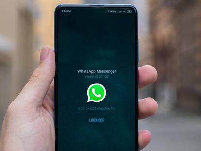 WhatsApp en la pantalla de un móvil