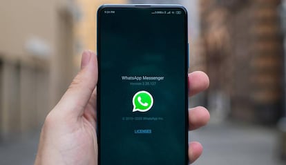 WhatsApp en la pantalla de un móvil