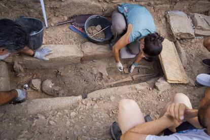 Varios arqueólogos comienzan a trabajar sobre los restos de un individuo hallado el pasado martes en una de las tumbas de la iglesia.