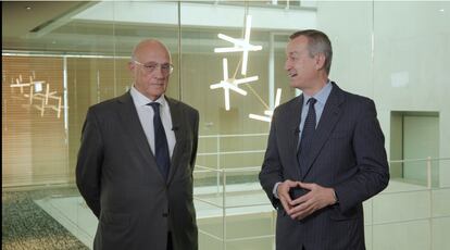 Josep Oliu, presidente del Banco Sabadell, junto con César González-Bueno, consejero delegado de la entidad, en un vídeo interno difundido este martes.