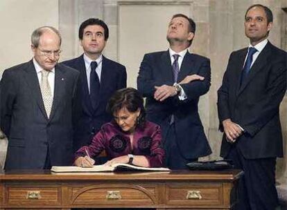 De izquierda a derecha, el presidente de Cataluña, José Montilla; el de Baleares, Jaume Matas; la ministra de Cultura, Carmen Calvo; el presidente de Aragón, Marcelino Iglesias, y el de Valencia, Francisco Camps.