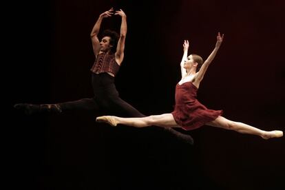 Un momento del ensayo de hitos de la danza en el teatro José María Rodero de Torrejón de Ardoz. “Duo de amor” del ballet “Espartaco”, coreografía de Yuri Grogoriovich.