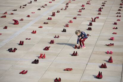 Cientos de zapatos rojos extendidos como protesta por la violencia contra las mujeres, en la Plaza Habima de Tel Aviv (Israel).