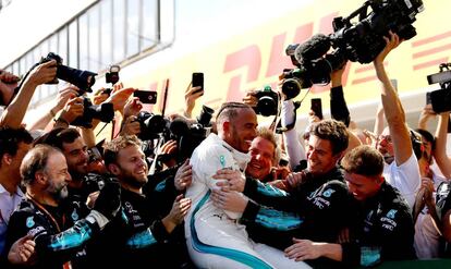 Lewis Hamilton celebra la victoria con sus compañeros de equipo.