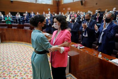 La portavoz de Vox en la Asamblea de Madrid, Rocío Monasterio, felicita a Díaz Ayuso tras ser investida presidenta de la Comunidad de Madrid el 18 de junio.