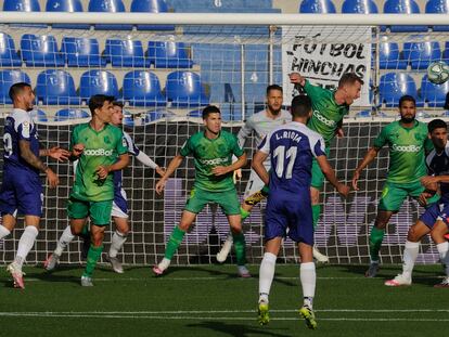 Un momento del partido entre el Alavés- Real Sociedad. L. RICO