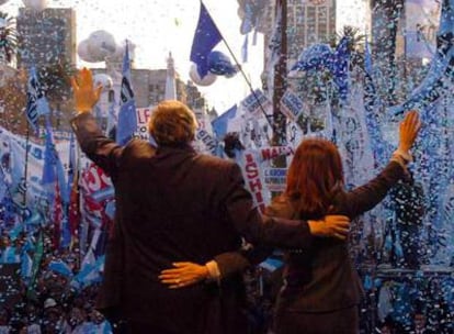 Los Kirchner se saludan ayer a sus seguidores en un acto convocado en la Plaza de Mayo de Buenos Aires