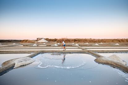 Recolectando sal en las salinas de Guérande.