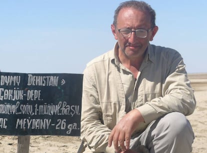 El arqueólogo Joaquín Córdoba, en una excavación en el sudoeste de Turkmenistán.