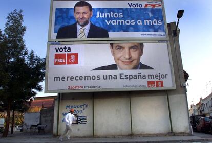 En estas vallas de 2004 vemos a Mariano Rajoy con una multitud de fondo, un recurso que se suele emplear más cuando el candidato es débil. El PP hizo un intento cuando estaba en la oposición, según Toni Aira, de hacer un viaje al centro a través del cromatismo, empleando el naranja, pero después volvió al azul, "que es sinónimo de gobierno, de instituciones, y que dice: 'Yo soy la derecha'". José Luis Rodríguez Zapatero aparece en un primerísimo plano con fondo blanco en un intento de atraer más a votantes de centro.