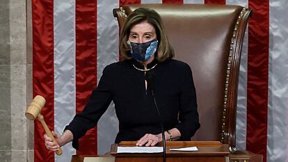 Nancy Pelosi, presidenta de la Cámara de Representantes, durante la votación para comenzar un segundo 'impeachment' a Trump.