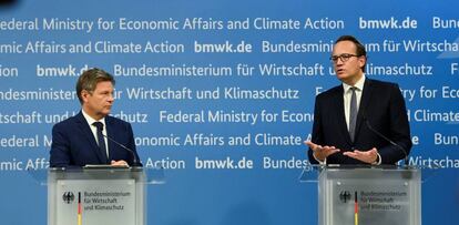 Markus Krebber, CEO de RWE (a la derecha), junto al vicecanciller y ministro de Economía alemán, Robert Habeck, este martes en Berlín.