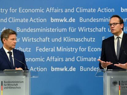 Markus Krebber, CEO de RWE (a la derecha), junto al vicecanciller y ministro de Economía alemán, Robert Habeck, este martes en Berlín.
