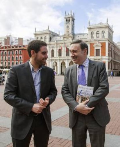 El escritor y periodista Pedro J. Ramírez (en la imagen junto al presidente de la Asociación de Periodistas de Valladolid, Jorge Francés) ha participado esta tarde en un encuentro con periodistas en Valladolid, donde ha presentado su libro "La Desventura de la Libertad".